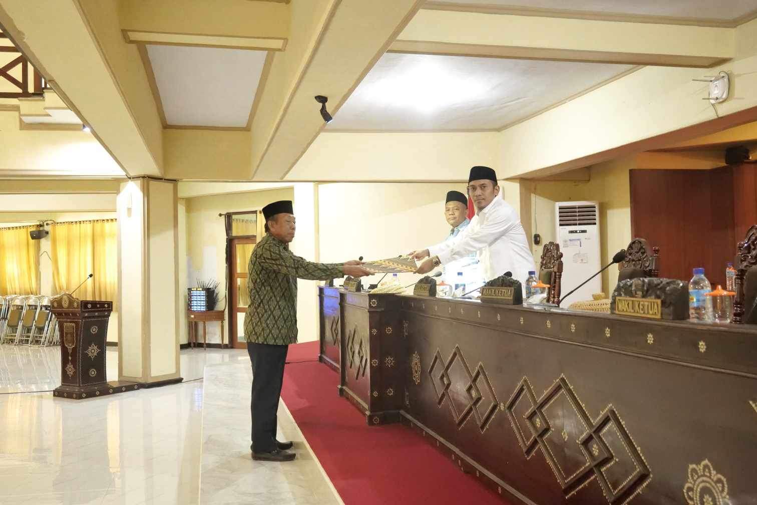 DPRD Lombok Barat Usulkan Raperda Perlindungan dan Pemberdayaan Guru Ngaji, TGH. Hardiyatullah Pimpin Paripurna